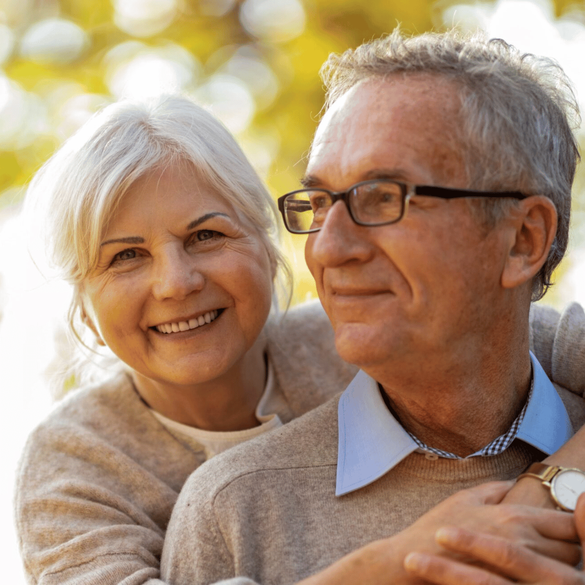 Pareja feliz de adultos mayores sonriendo juntos