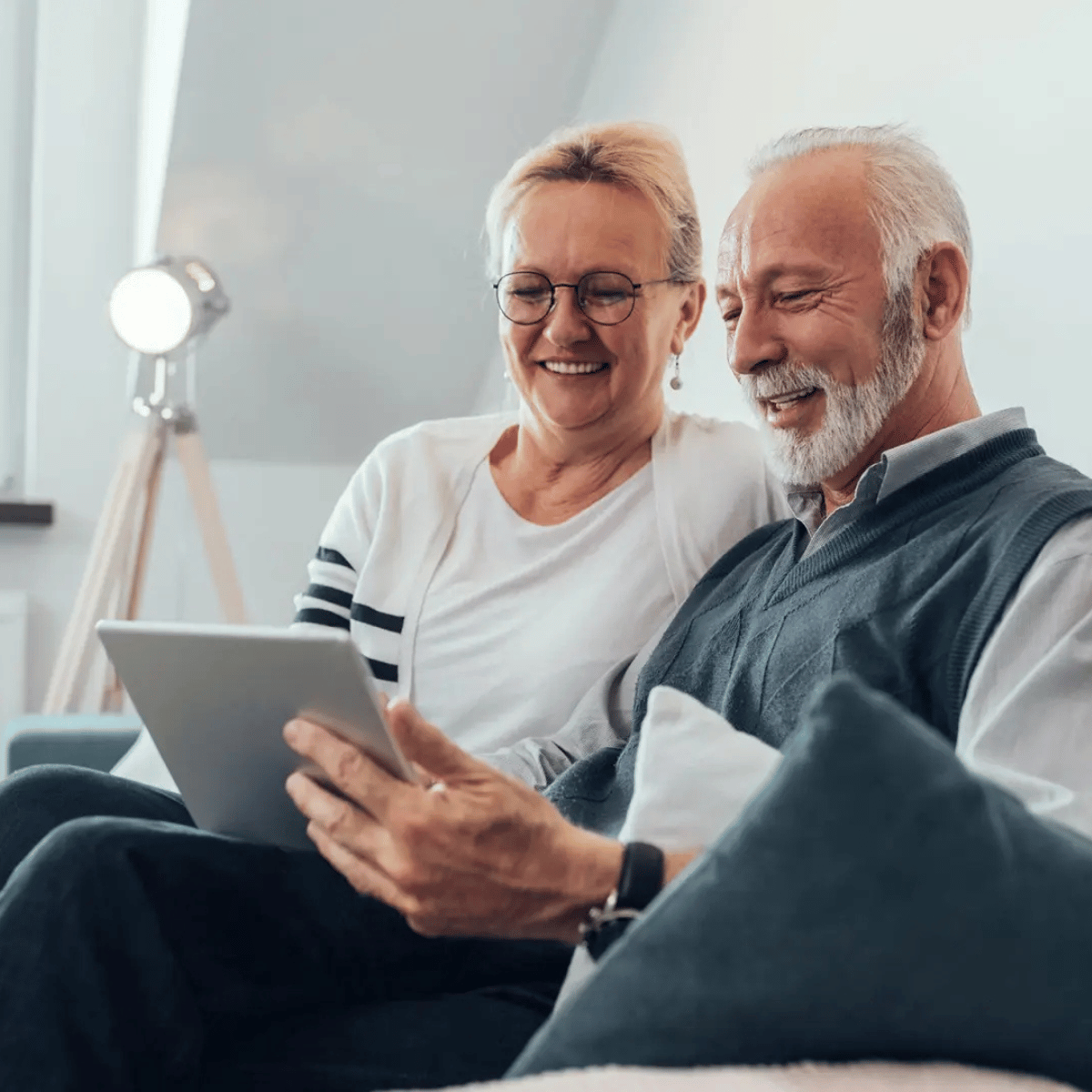 Pareja usando tecnología